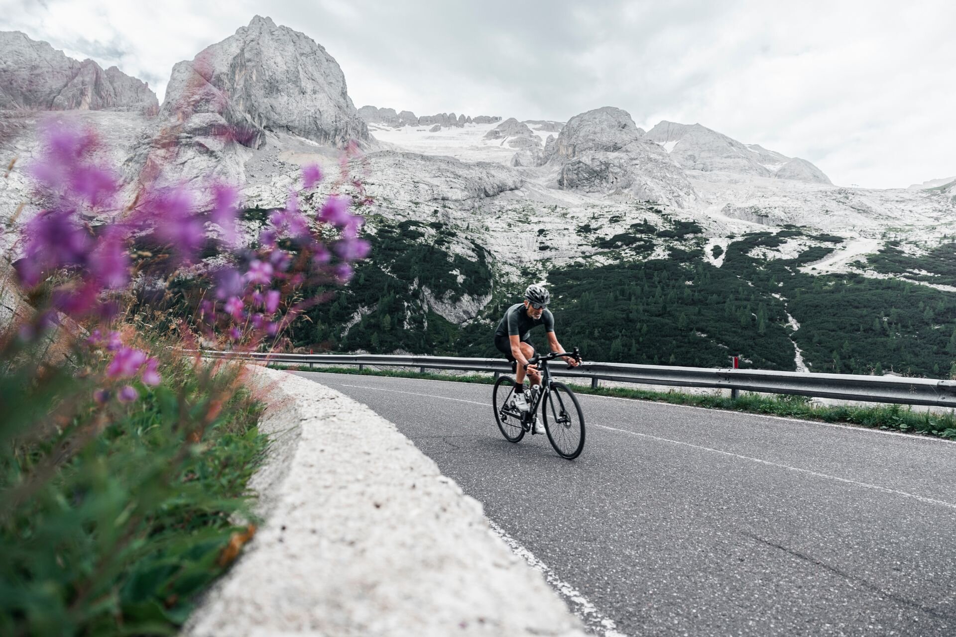 Ciclista su strada vista Marmolada | © Federico Modica - Archivio Immagini ApT Val di Fassa