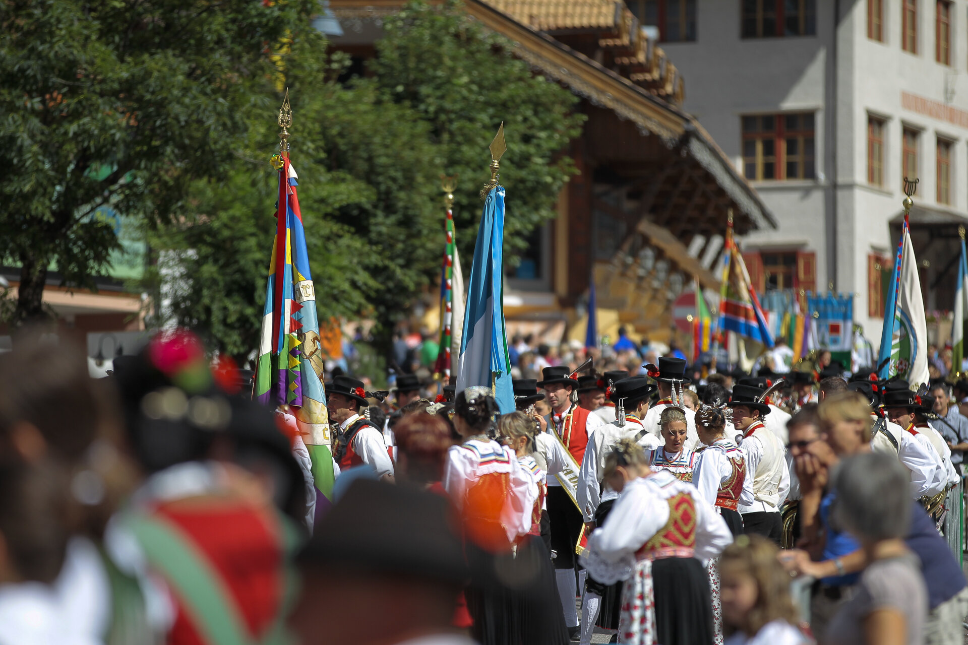 Sfilata in abiti tradizionali per le vie di Canazei in Val di Fassa | © Ralf Brunel - Archivio Immagini ApT Val di Fassa