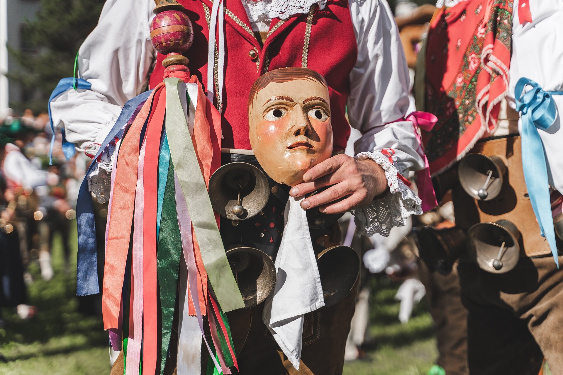 Maschera e vestiti tipici del folklore ladino in Val di Fassa | © Patricia Ramirez  - Archivio Immagini ApT Val di Fassa