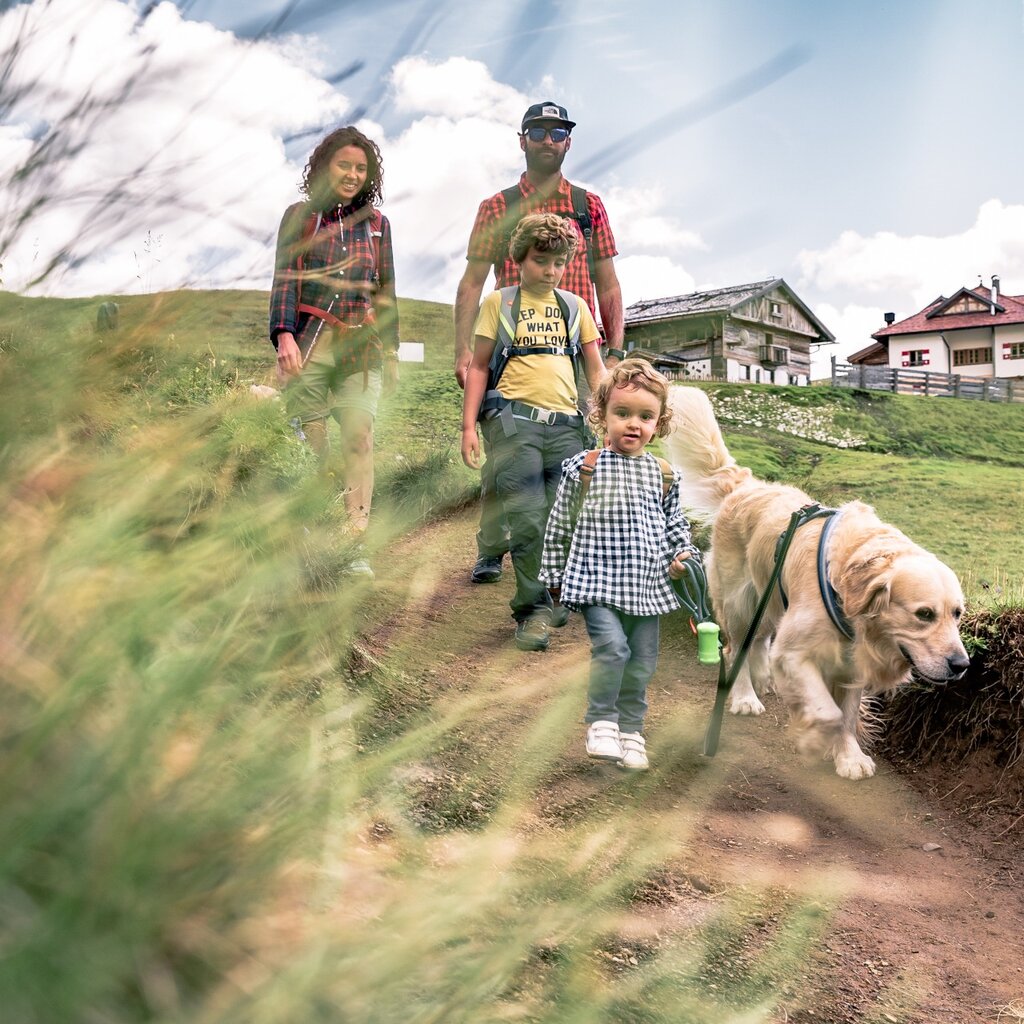 Famiglia che parte per un trekking al Col Rodella in Val di Fassa | © Patricia Ramirez  - Archivio Immagini ApT Val di Fassa