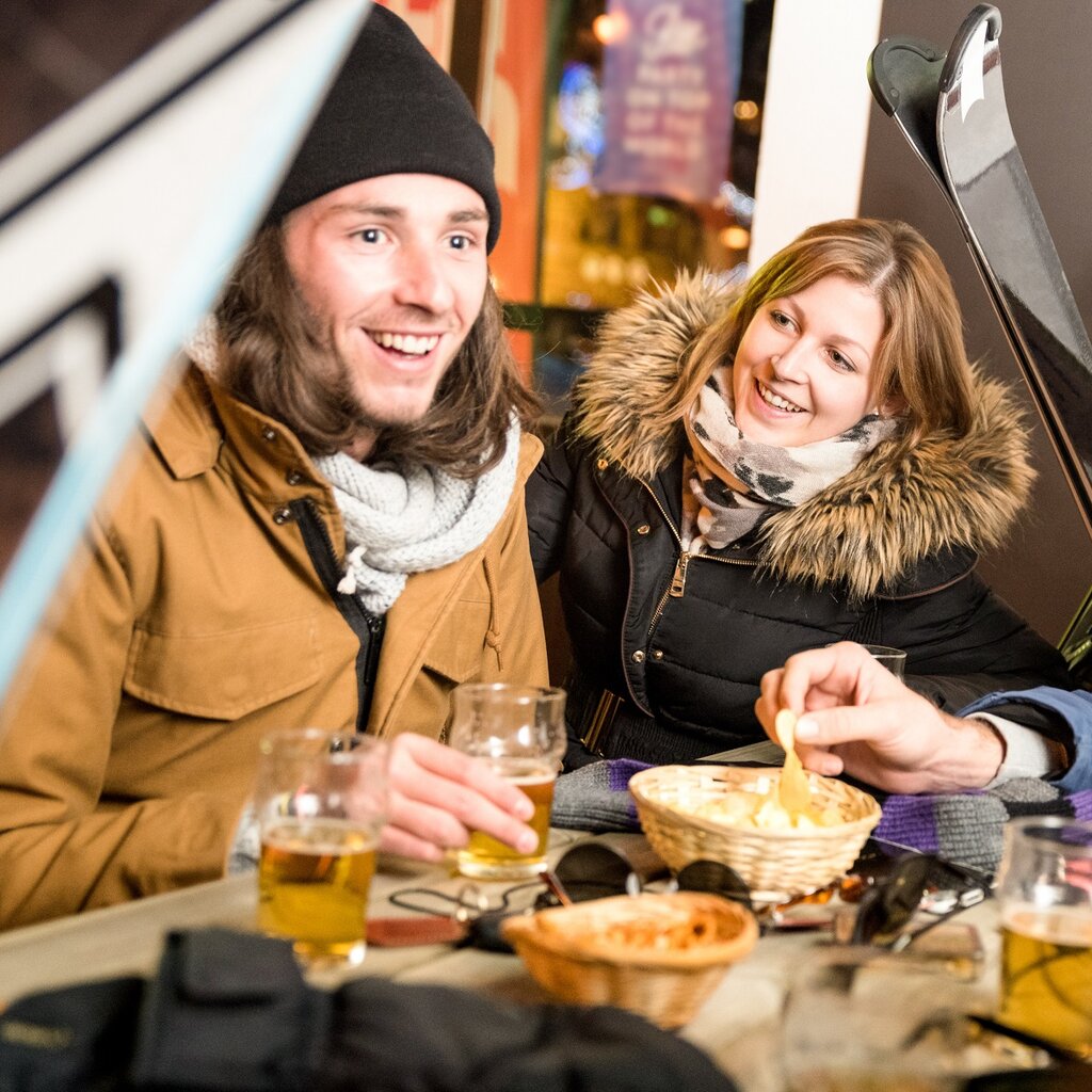 Gruppo di amici in un apres-ski che beve un drink dopo una giornata trascorsa sugli sci | © Archivio Immagini ApT Val di Fassa