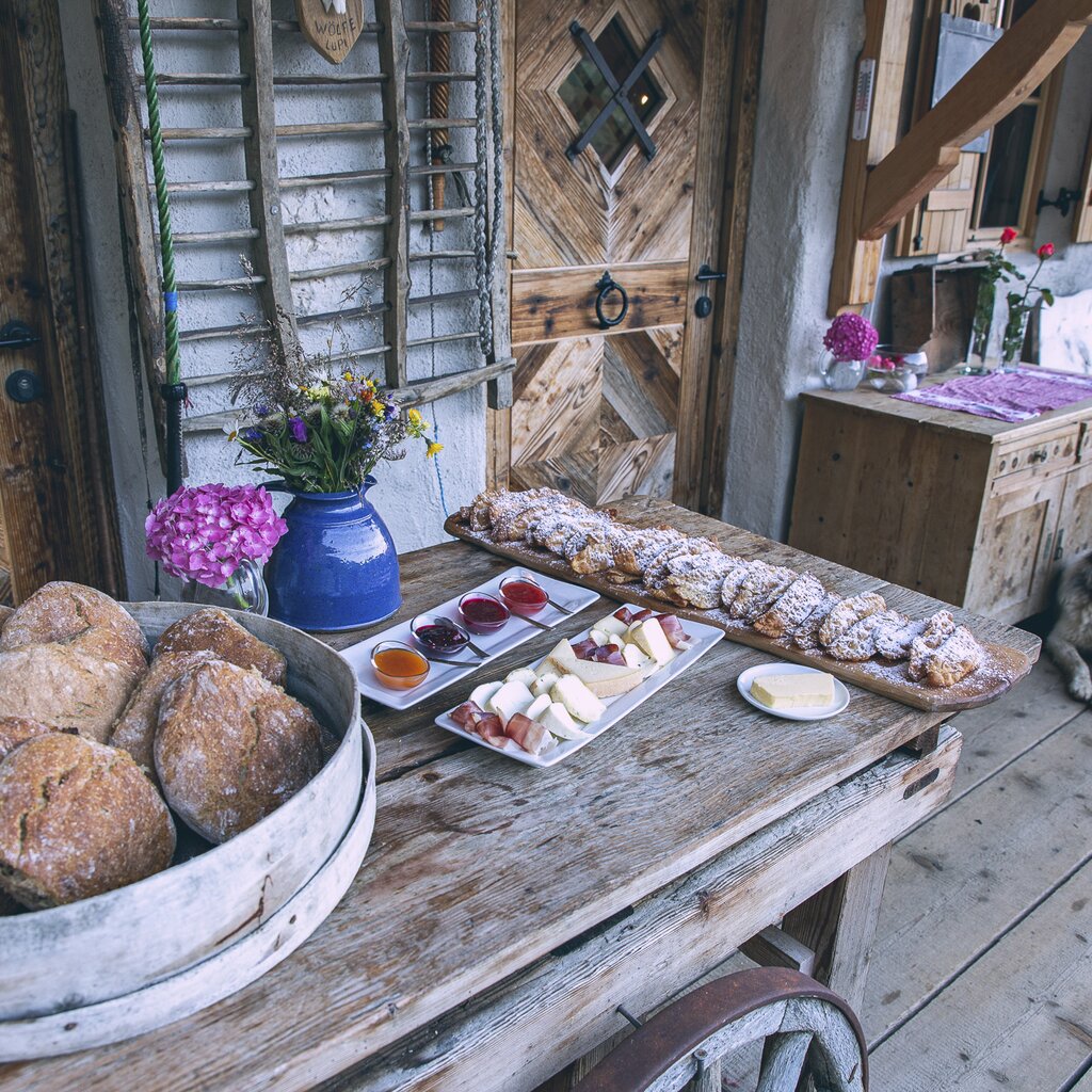 Buffet rustico servito fuori da un maso ladino | © Patricia Ramirez  - Archivio Immagini ApT Val di Fassa