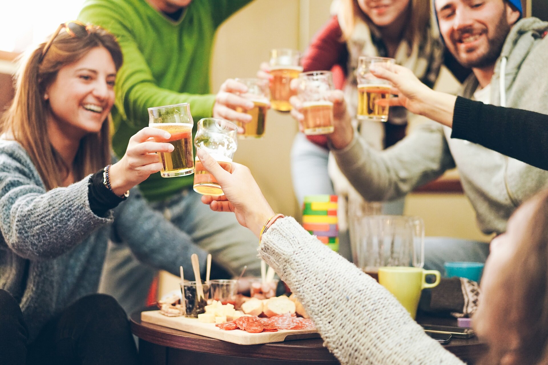 Persone che brindano durante un aperitivo in un bar | © Archivio Immagini ApT Val di Fassa
