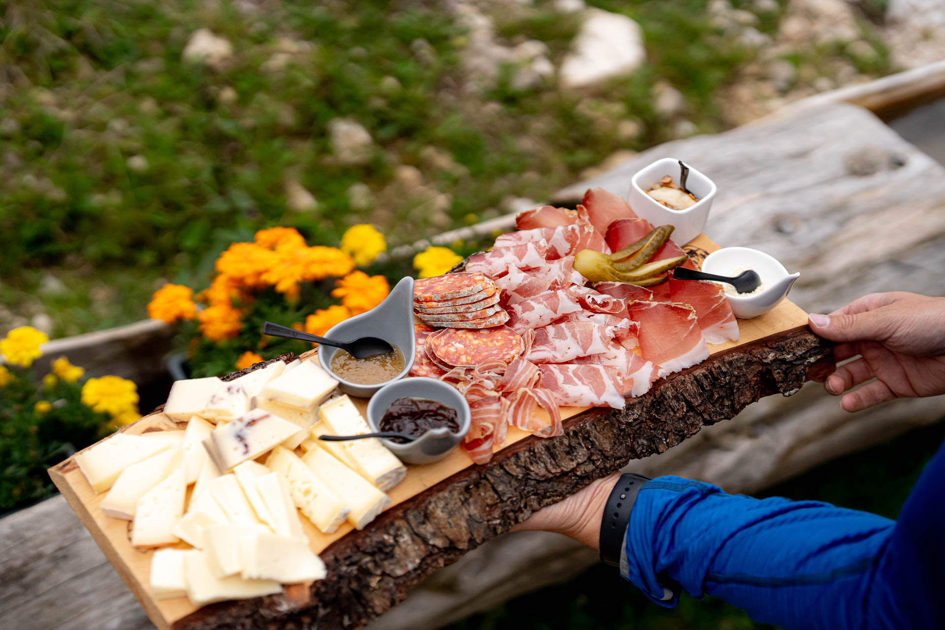 Tagliere di legno con affettati e formaggi tipici della Val di Fassa | © Mattia Rizzi - Archivio Immagini ApT Val di Fassa