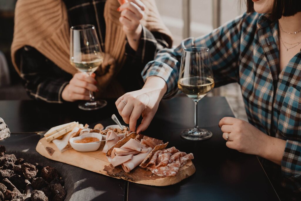 Tagliere con affettati e formaggi tipici della Val di Fassa
