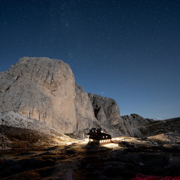 Mattia Rizzi - Archivio Immagini ApT Val di Fassa | © Rifugio Antermoia - Catinaccio - Notte in rifugio sulle Dolomiti 