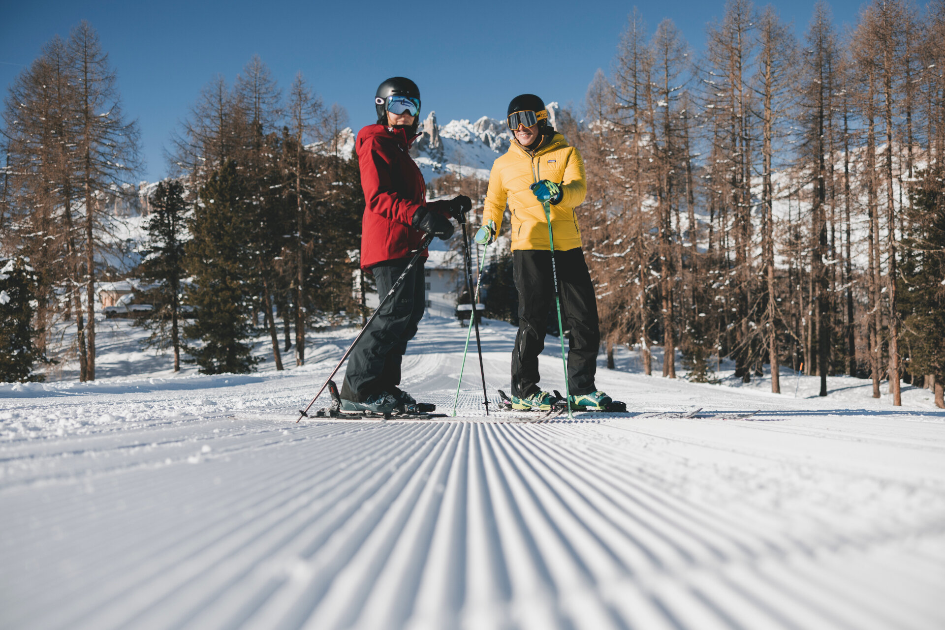 Coppia di sciatori ammira il panorama delle Dolomiti di Fassa - Skiarea Ciampedie Vigo | © Federico Modica - Archivio Immagini ApT Val di Fassa