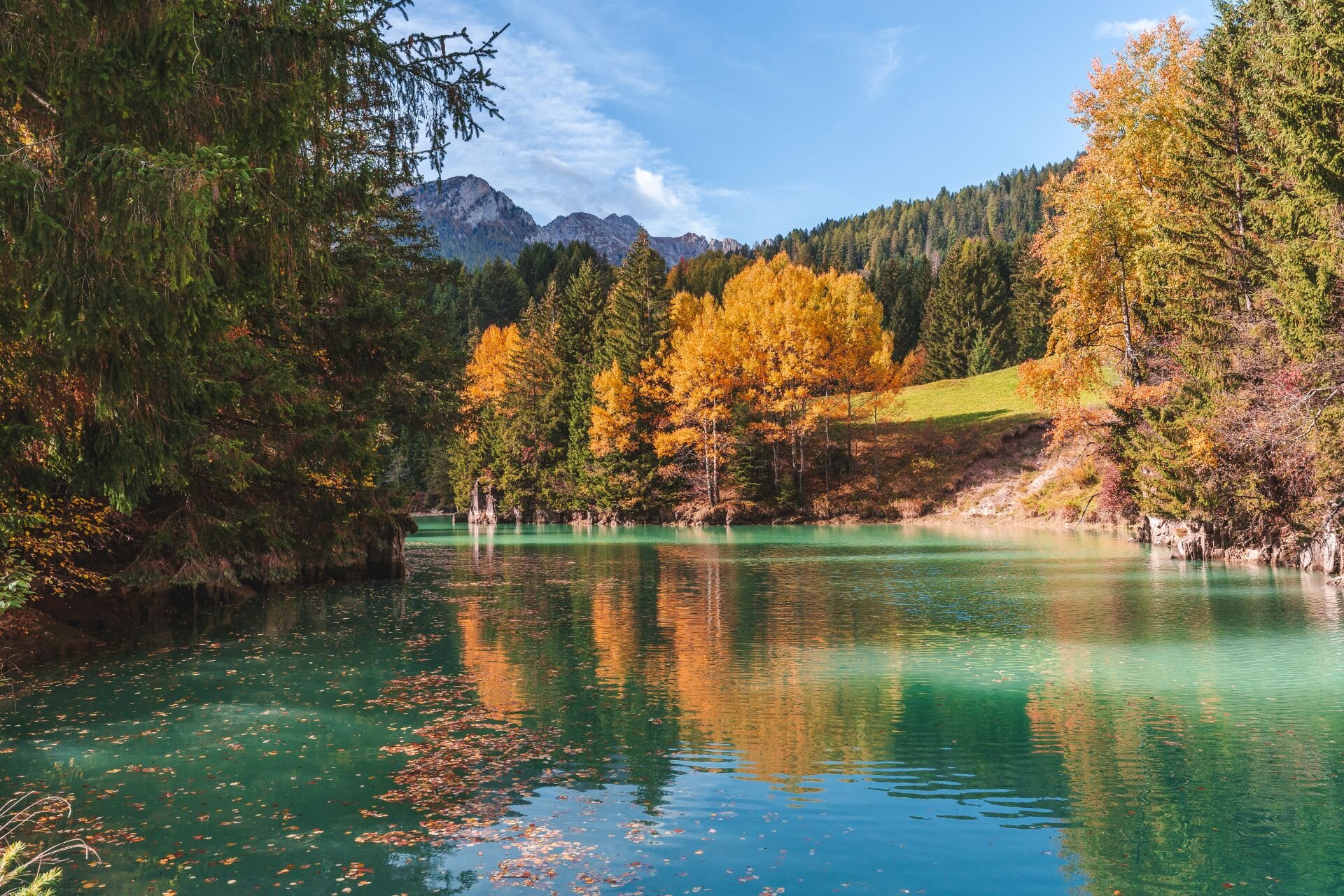 Laghetto attorniato da foliage autunnale | © Archivio Immagini Apt Val di Fassa -Patricia Ramirez