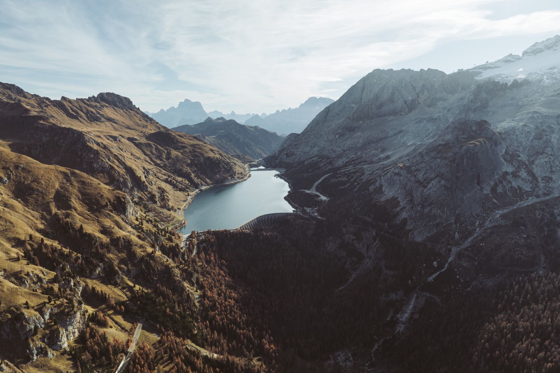 Vista aerea del passo Fedaia con la diga e il lago | © Archivio Immagini ApT Val di Fassa - Imago garage