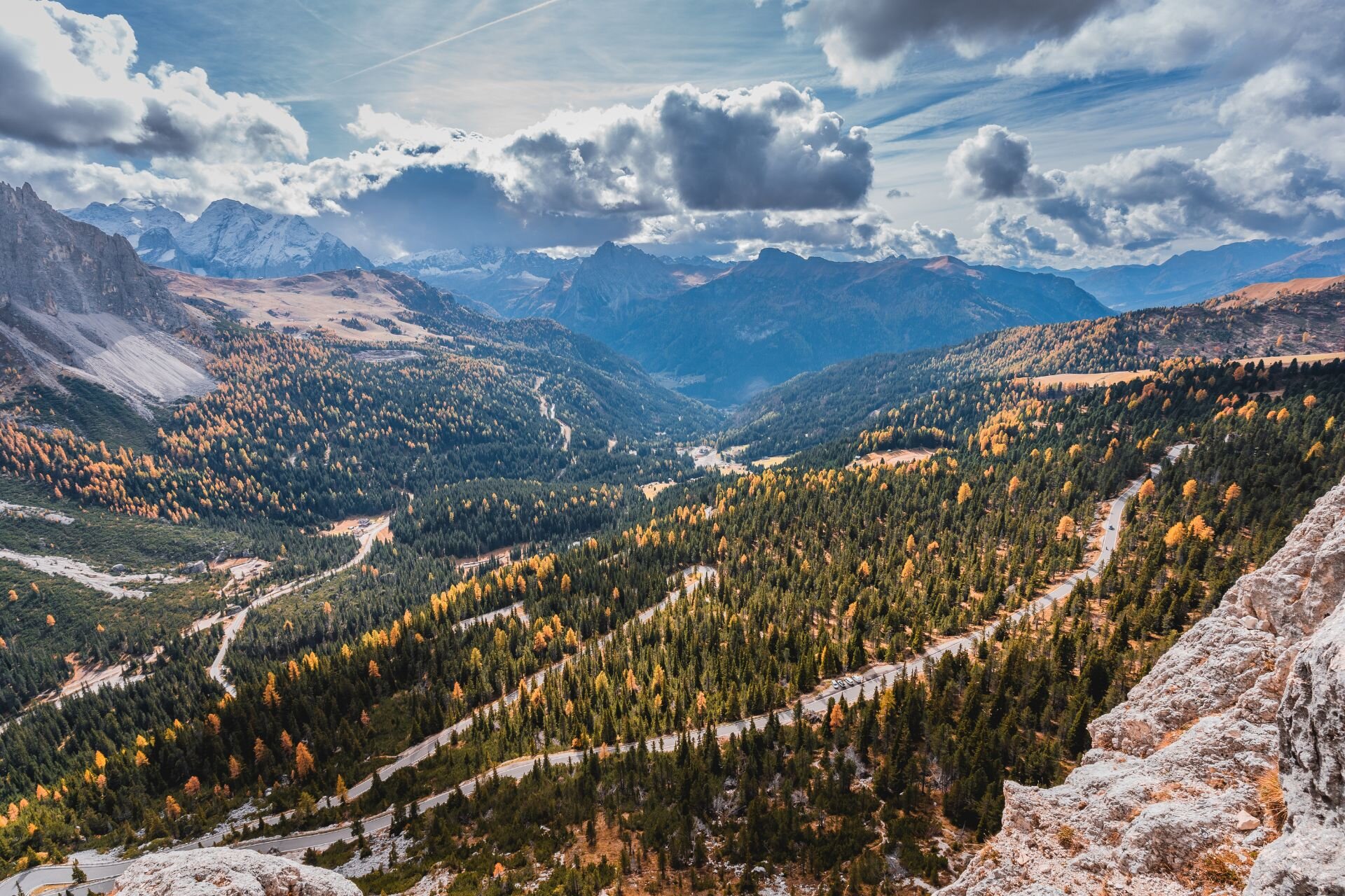 Visuale aerea della strada che porta la Passo Sella in autunno con vista sulle Dolomiti | © Archivio immagini ApT Val di Fassa - Patricia Ramirez