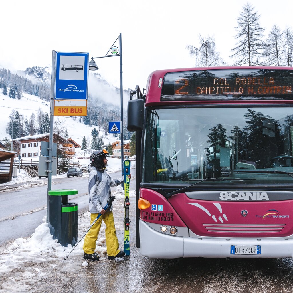 Servizio skibus in Val di Fassa - Muoversi senza auto per raggiungere le piste da sci e i paesi | © Patricia Ramirez - Archivio immagini ApT Val di Fassa