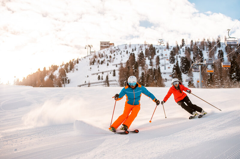 Sciatori sulla pista Piavac skiarea Moena/Alpe Lusia | © Mattia Rizzi - Archivio immagini ApT Val di Fassa