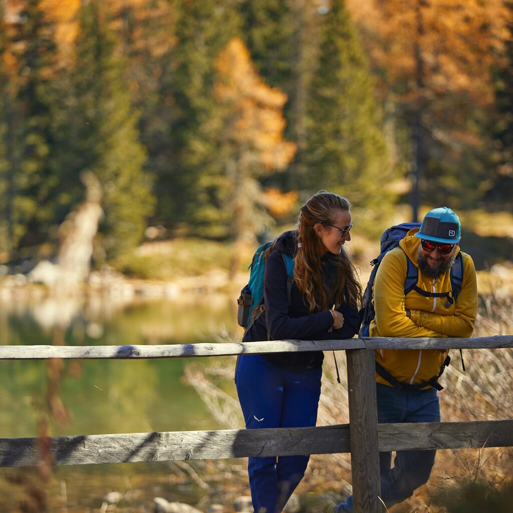 Persone che riposano al Lago di San Pellegrino in autunno in Val di Fassa | © Fulvio Maiani Coolpixel - Archivio Immagini APT Val di Fassa