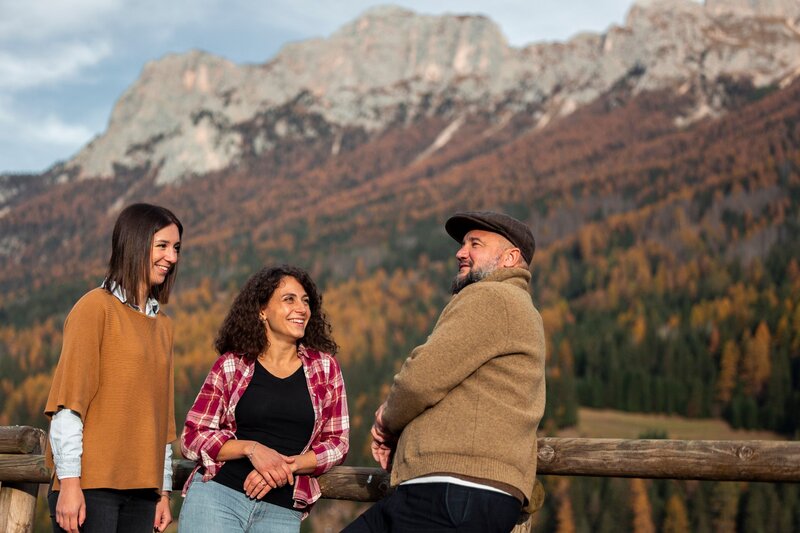 Amici in autunno in val di fassa | © Archivio immagini ApT Val di Fassa - Federico Modica