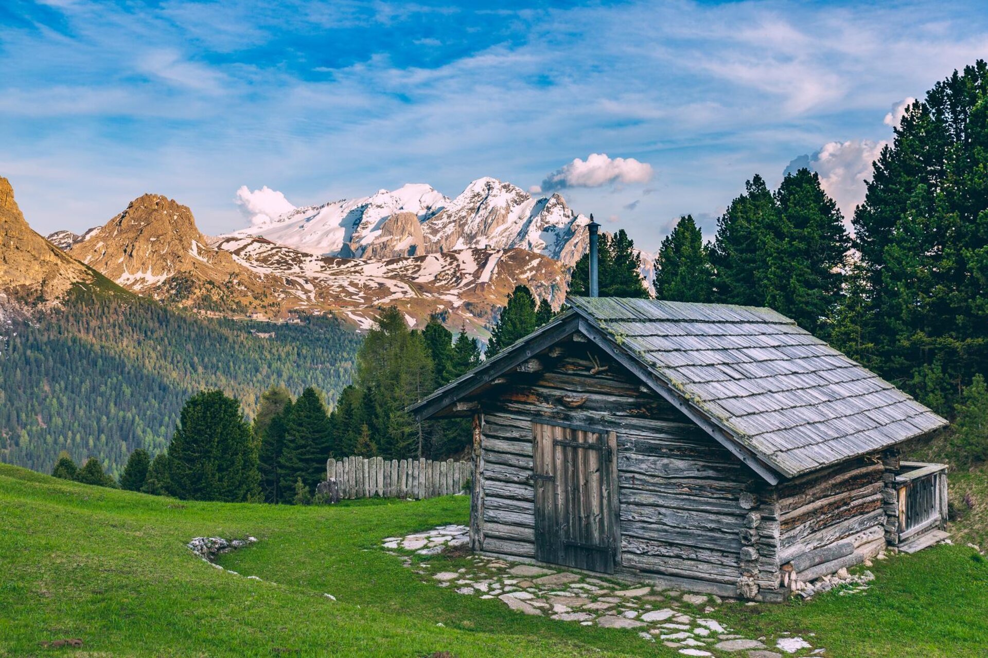 Una baita con vista sulle Dolomiti di Fassa | © Patricia Ramirez - Archivio immagini ApT Val di Fassa